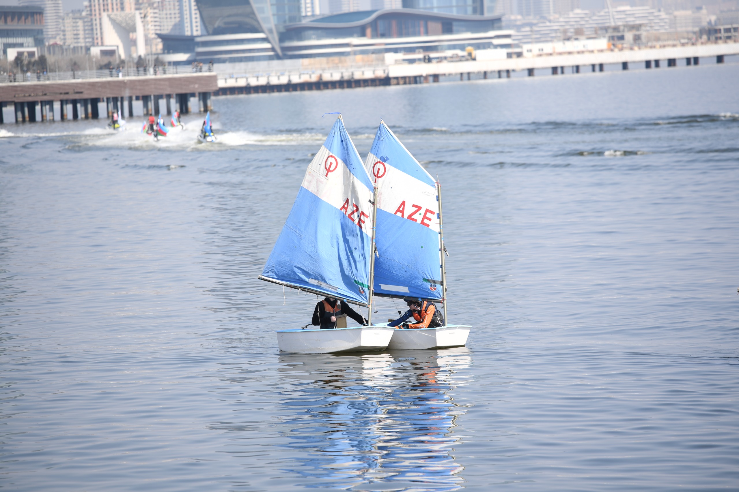 Bakıda Xəzərin suları avarçəkmə və yelkənli qayıqlarla bəzəndi (FOTO)